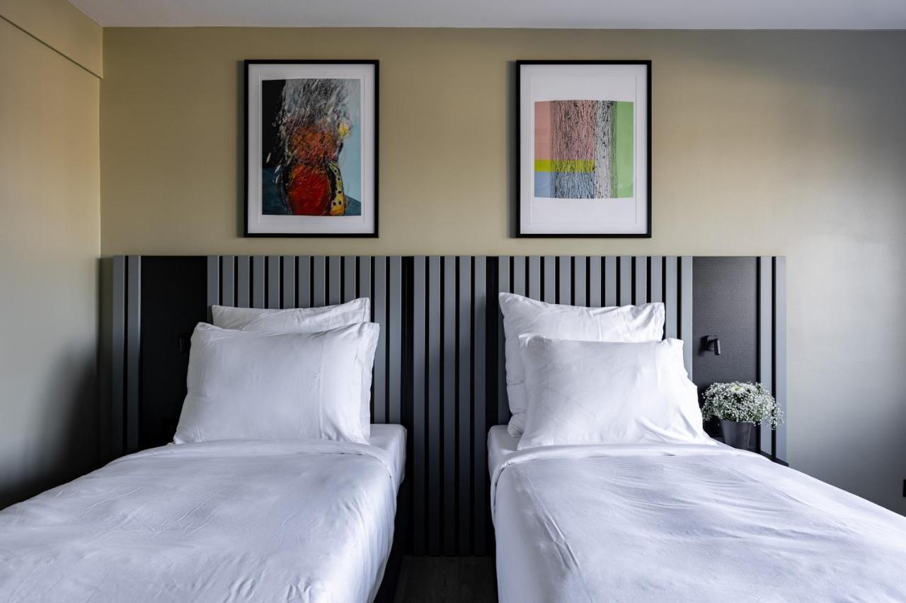 Large Studio Kitchenette Twin Beds,1327637789:JPEG